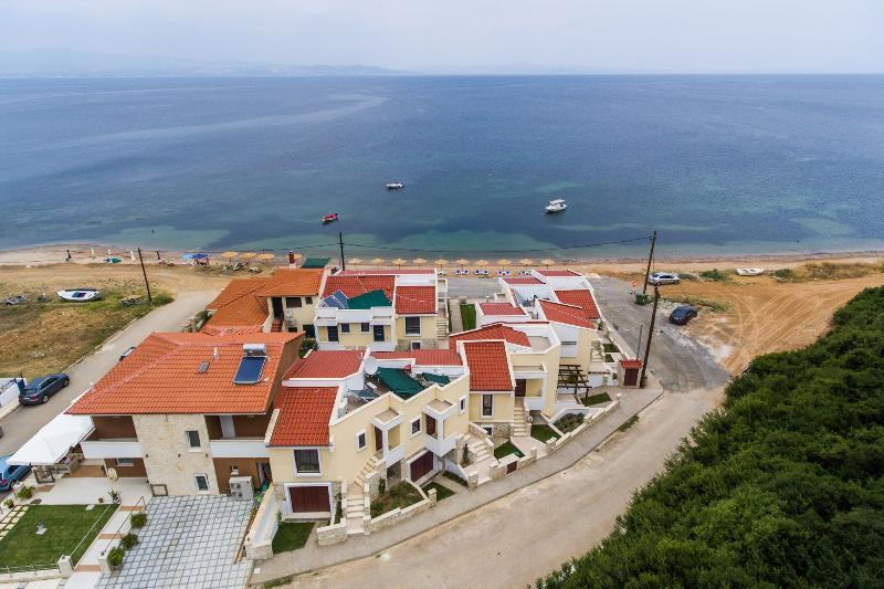 Elpiniki Luxury Apartments Nea Poteidaia Exteriör bild